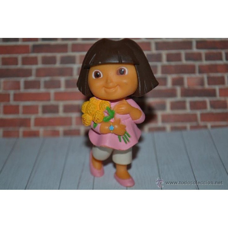 FIGURA DORA CON FLORES