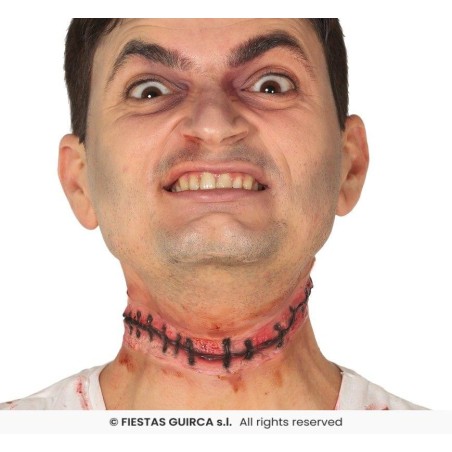 Cicatriz cosida cuello con adhesivo