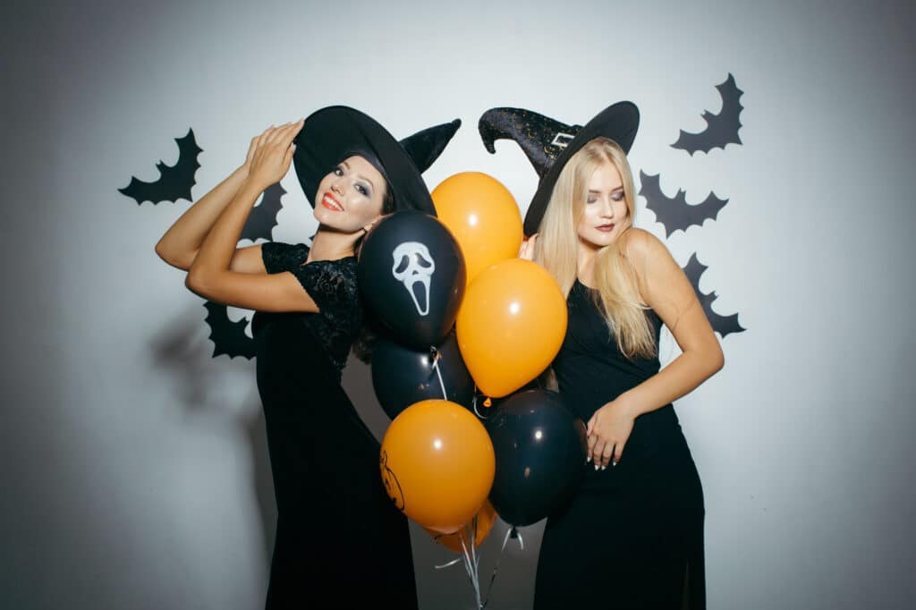 dos chicas disfrazadas de brujas para halloween