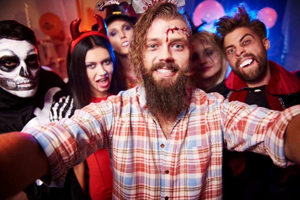 Grupo de amigos en la una fiesta de disfraces en Halloween