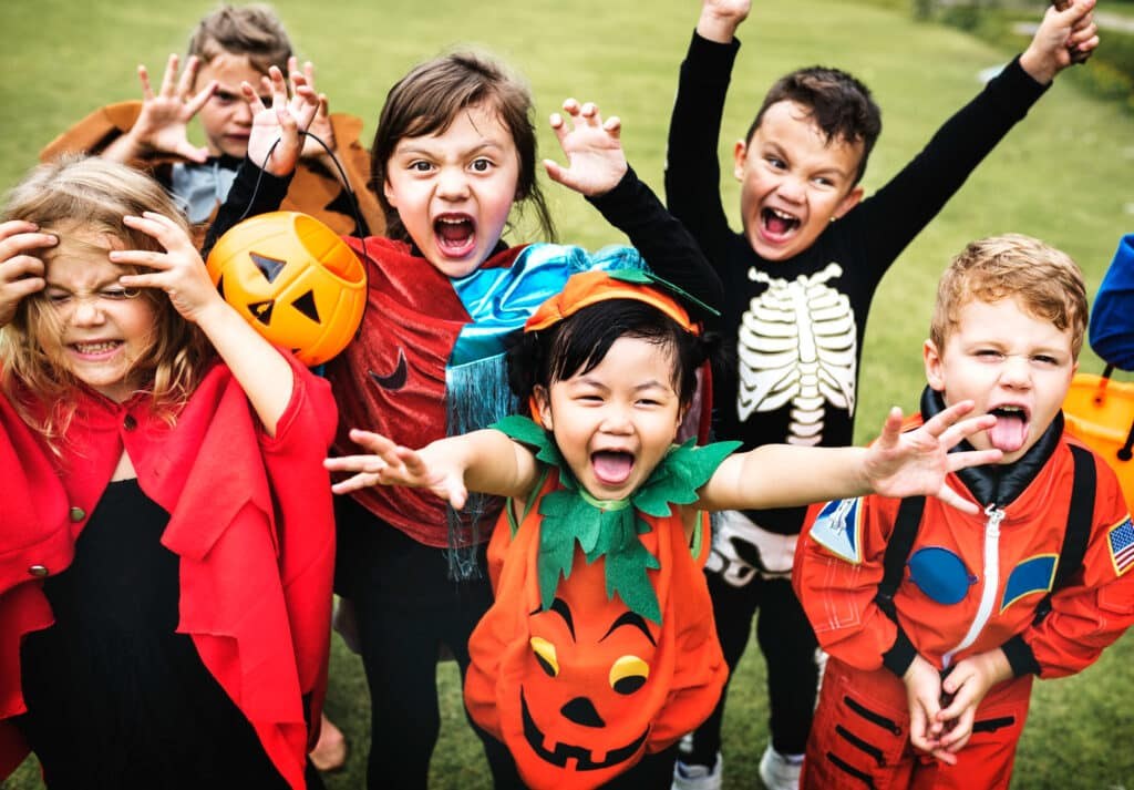 Niños disfrazados celebrando Halloween